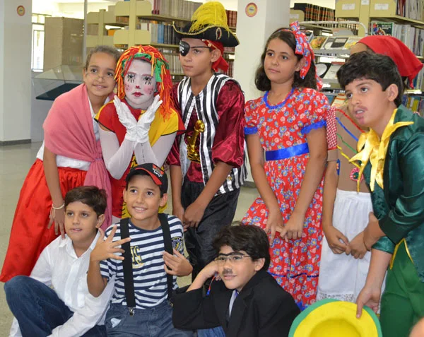 Elenco de "O tesouro da Emília", formado por nove alunos da Escola Estadual Antônio Augusto Veloso