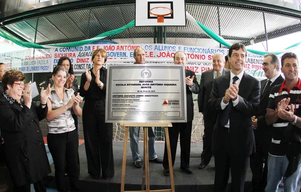 Dinis Pinheiro fez a entrega da quadra da Escola Estadual João Antônio Siqueira