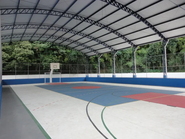 Escola ganhou uma nova quadra poliesportiva coberta