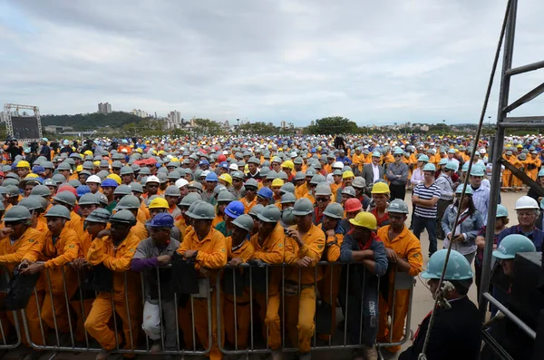 Os cerca de 2.600 operários que trabalham nas obras do Mineirão participaram do ato público