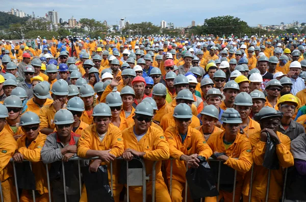 Os cerca de 2.600 operários que trabalham nas obras do Mineirão participaram do ato público