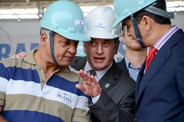 Os cerca de 2.600 operários que trabalham nas obras do Mineirão participaram do ato público