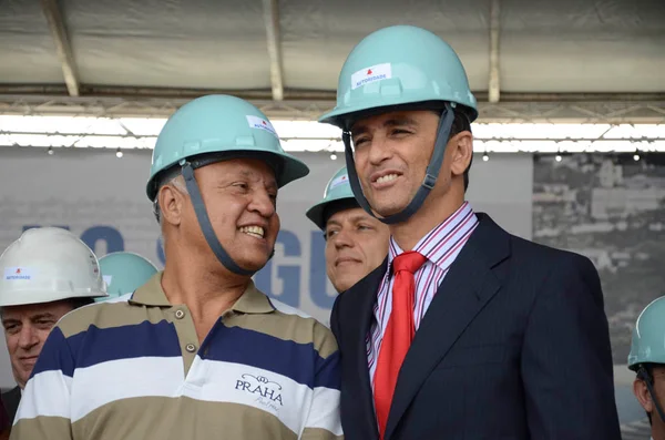 Os cerca de 2.600 operários que trabalham nas obras do Mineirão participaram do ato público