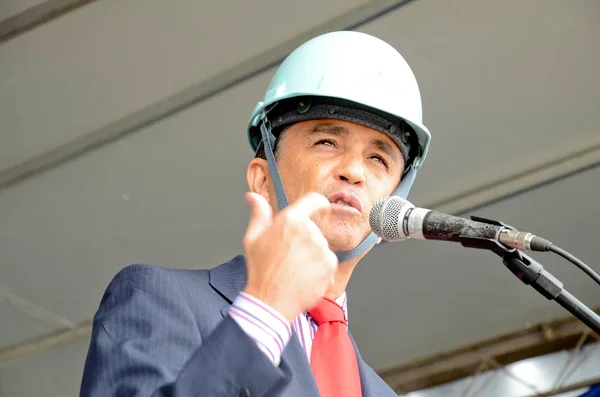 Os cerca de 2.600 operários que trabalham nas obras do Mineirão participaram do ato público