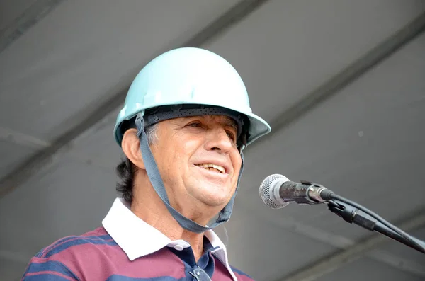 Os cerca de 2.600 operários que trabalham nas obras do Mineirão participaram do ato público