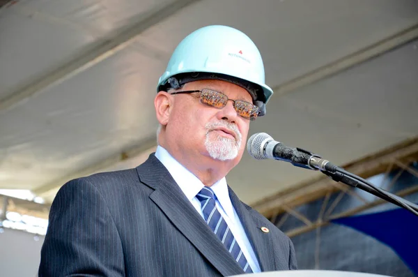 Os cerca de 2.600 operários que trabalham nas obras do Mineirão participaram do ato público