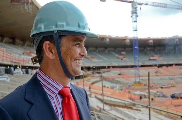 Os cerca de 2.600 operários que trabalham nas obras do Mineirão participaram do ato público