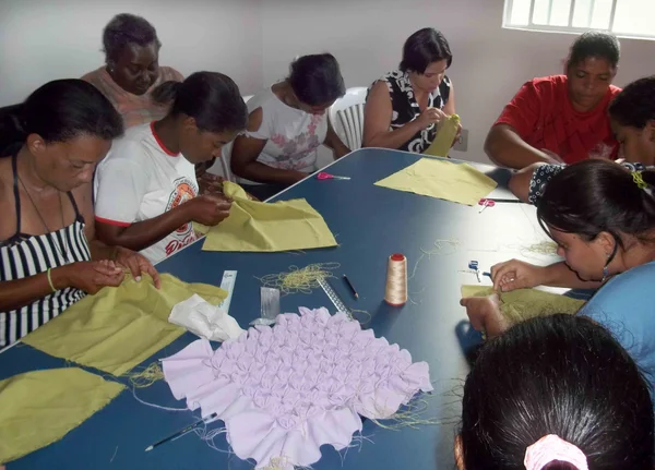 Na oficina de artesanato do CRAS de Piracema, beneficiadas aprendem várias técnicas