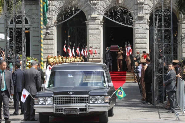 Corpo de José Alencar é levado para Cemitério Parque Renascer