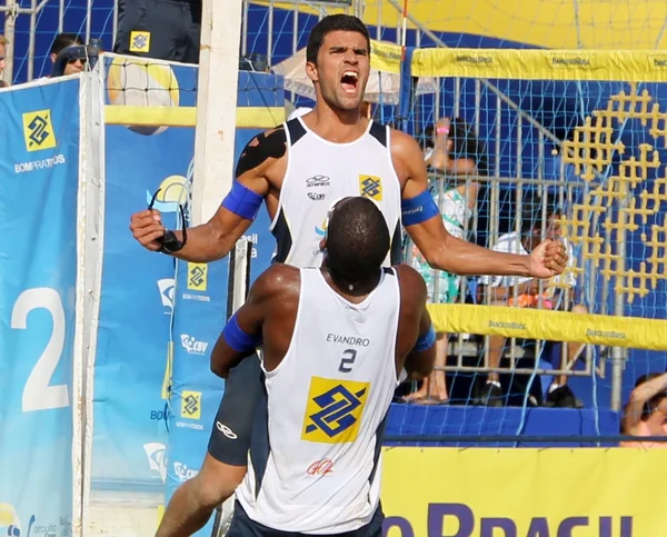 Evandro e Vitor comemoram mais uma semifinal
