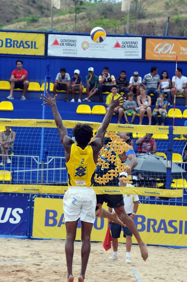 Thiago bloqueia Heraldo para fechar a partida em 2x0
