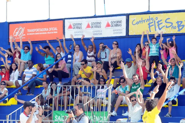 Torcida prestigia os atletas do vôlei de praia