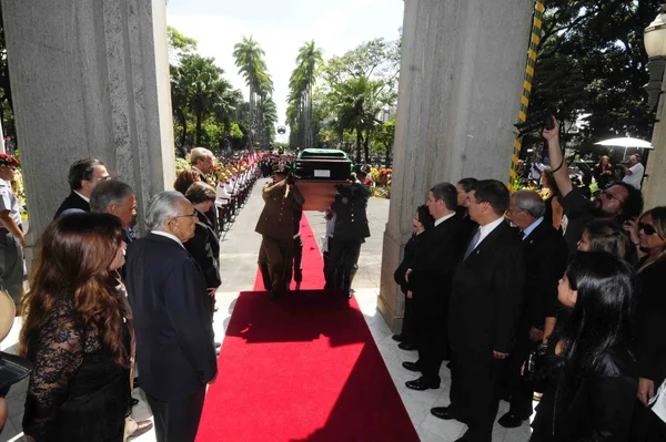 Governador, vice, amigos e familiares aguardam entrada do caixão