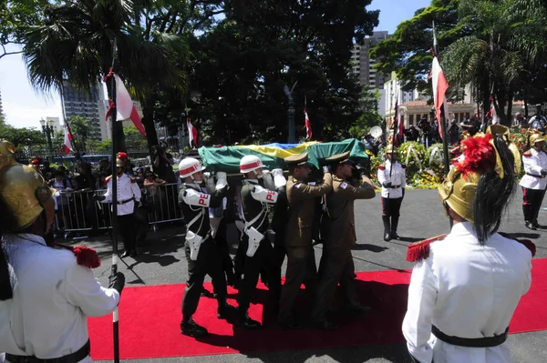 Centenas de pessoas acompanham cortejo na Praça da Liberdade