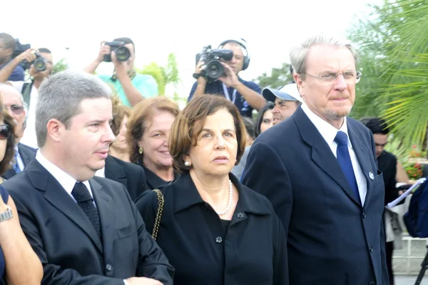 Anastasia, Marcio e Regina Lacerda acompanham cremação de José Alencar