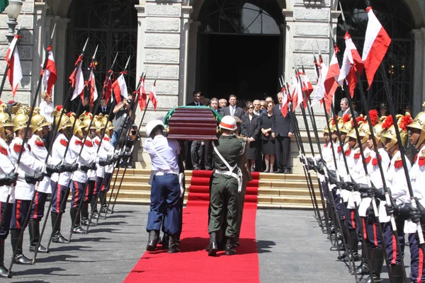 Caixão de José Alencar é conduzido ao Palácio da Liberdade