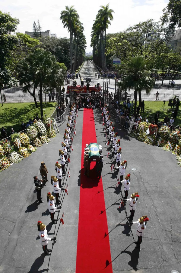 Caixão é carregado até o hall principal do Palácio da Liberdade