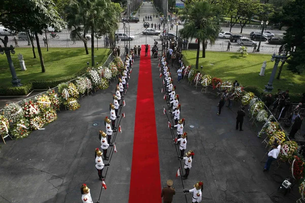Dezenas de coras de flores na homenagem ao ex-vice-presidente