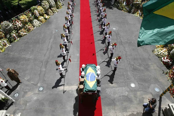 Militares conduzem caixão de José Alencar pelos jardins do Palácio