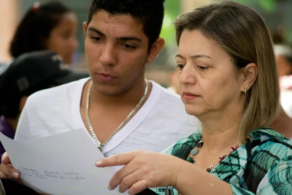 Katia Borges orienta aluno no estande da Miniempresa 2012