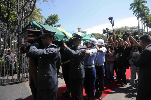 Caixão é carregado por cadetes da PM, Bombeiros, Exército e Aeronáutica