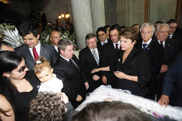 A presidente Dilma Roussef na chegada ao velório