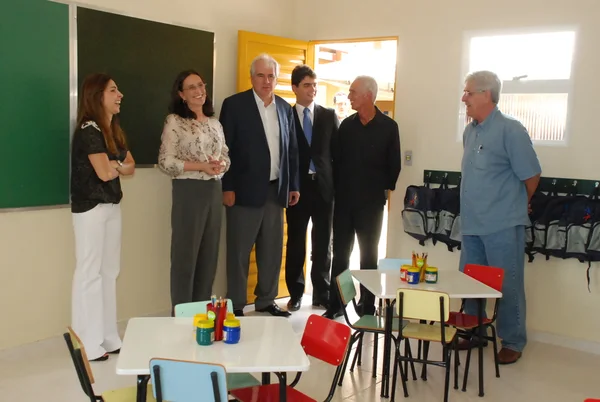Os centros possuem mobiliário, brinquedos, livros, jogos, utensílios, computadores e eletrônicos
