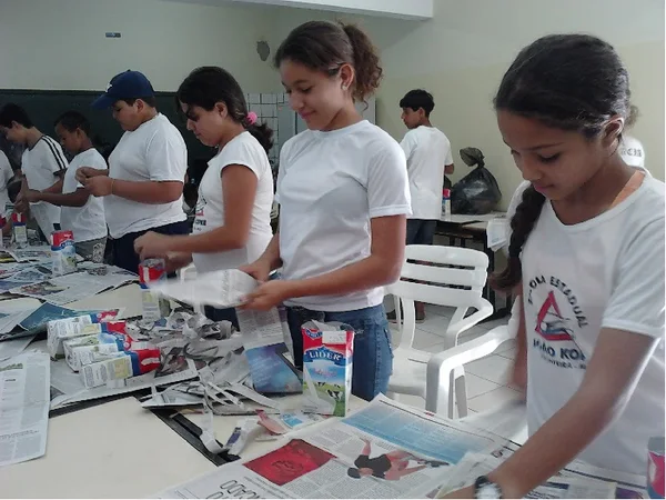 Alunos da E.E. João Kopke preparam os materiais antes de serem usados na construção
