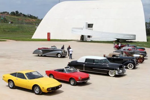 Os carros foram expostos na Praça Cívica