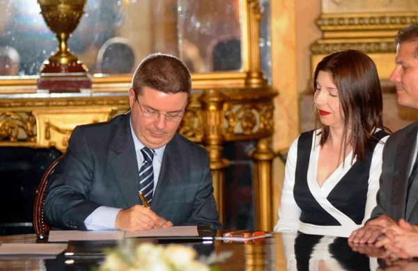 Governador Antonio Anastasia e a secretária Eliane Parreiras durante o anúncio