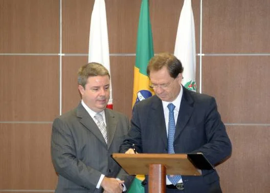 Governador e presidente da Fiat Automóveis assinam documento