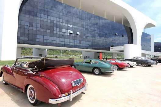 Carros antigos foram expostos na Praça Cívica da Cidade Administrativa