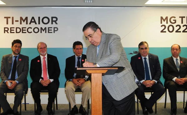 O governador em exercício Alberto Pinto Coelho assinou acordo de cooperação técnica