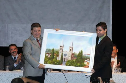 O governador recebeu um quadro da artista Léa Cury