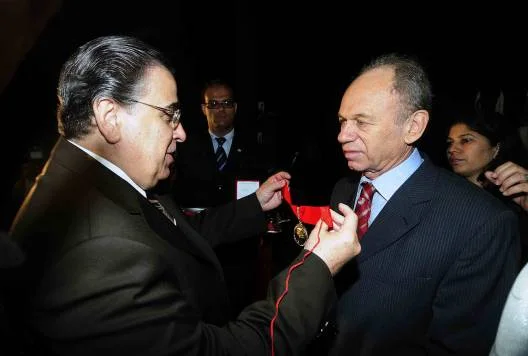 Alberto Pinto Coelho entrega medalha a homenageados