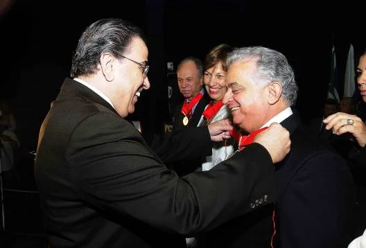Vice-governador entrega Comenda da Paz Chico Xavier a homenageado