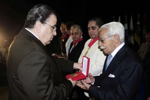 Homenageado recebe a medalha do vice-governador