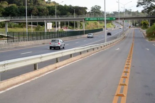 A reportagem cita a Linha Verde como um exemplo das ações do Governo de Minas 