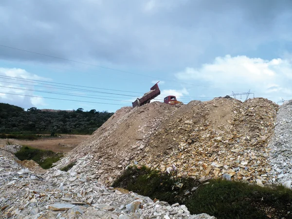 Material acumulado nos bota-foras modifica a paisagem das regiões mineradoras
