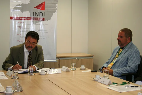 À esquerda, o Vice-Presidente do INDI, João Vitor Garcia, e o Diretor da Coplac, Vanderlei Sales
