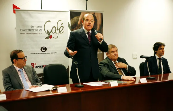 Secretário Elmiro Nascimento (em pé) destaca importância da escolha de Minas para sediar o evento