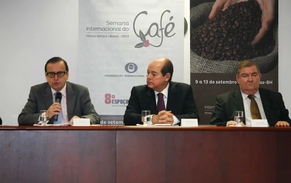 Robério Silva, da OIC, Elmiro Nascimento e Roberto Simões, da Faemg, em coletiva