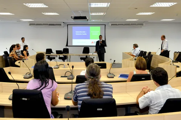 Cerca de 600 servidores municipais participam de capacitação da Segov esta semana