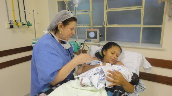 A doula Esther Cahen Kac acompanha a paciente no pós-parto