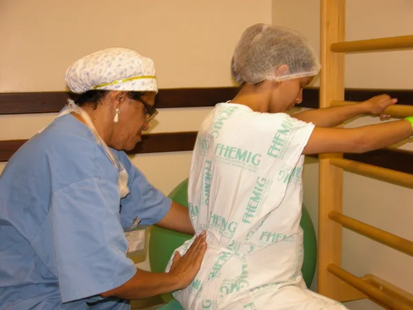 A doula Esther Cahen Kac acompanha a paciente no pós-parto