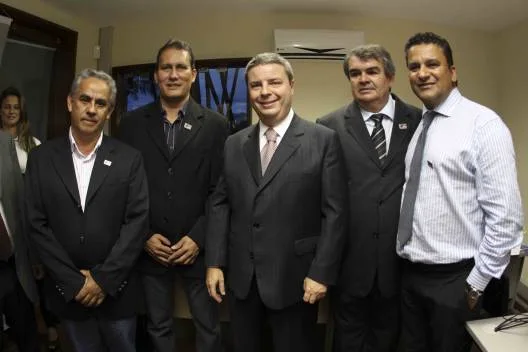 Governador Anastasia (C) no evento na Associação Mineira de Municípios