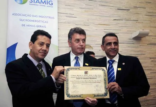 Sérgio Barroso (C) recebeu o Título de Cidadão Honorário de Uberaba