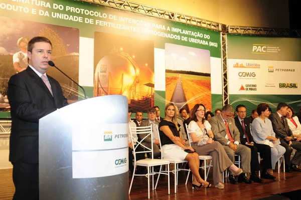 Governador Antonio Anastasia durante pronunciamento em Uberaba