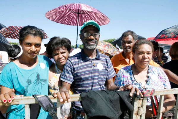 O senhor Cláudio José da Costa e família se preparam para a Missa de Beatificação de Nhá 