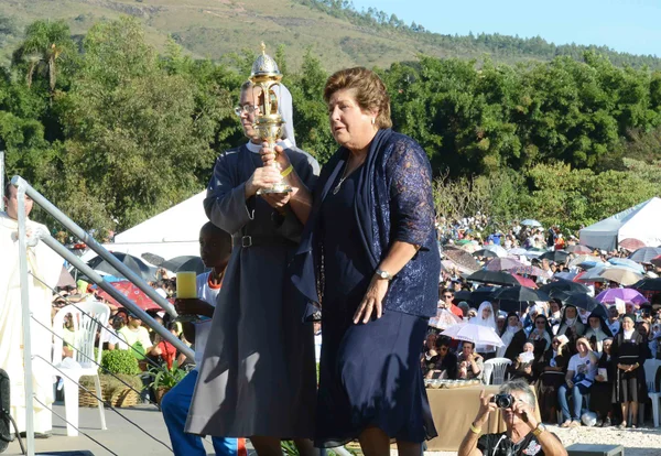 A professora Ana Lúcia Meirelles Leite foi curada de um problema congênito orações de Nhá Chica